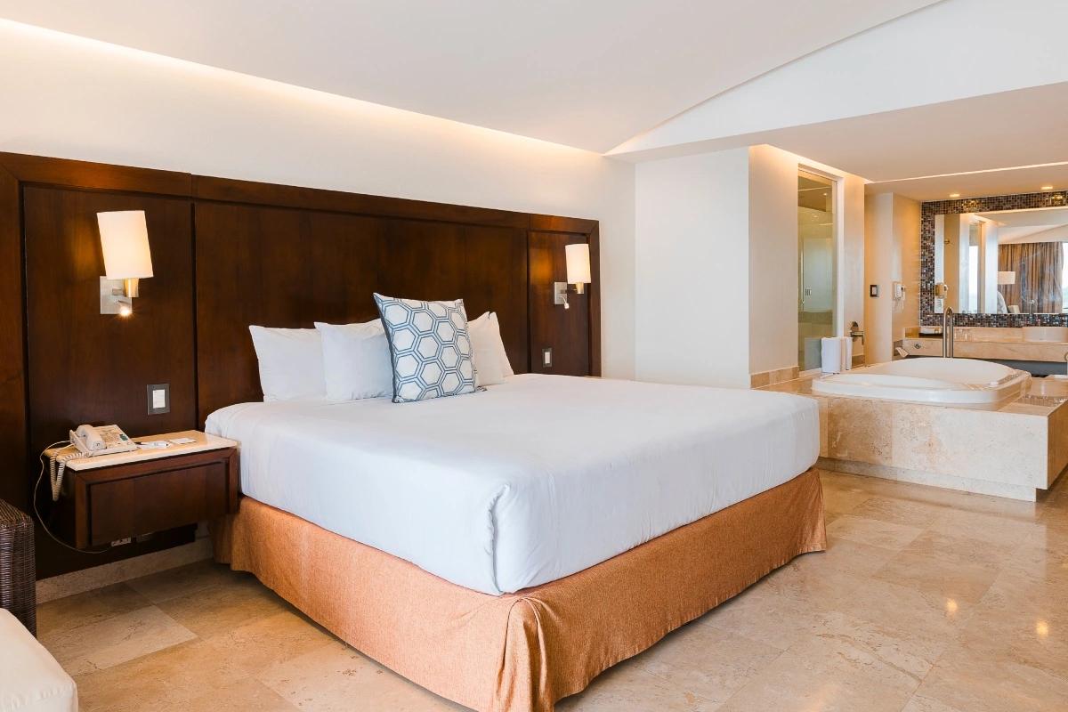 Luxury Suite with 1 King Size Bed Azul Ixtapa Grand Resort Spa and Convention Center Hotel Ixtapa Zihuatanejo Luxury Suite with 1 King Size Bed Azul Ixtapa Grand Resort Spa and Convention Center Hotel Ixtapa Zihuatanejo